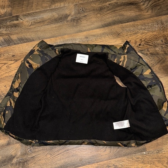 Old Navy boys puffer vest size small​​ - Picture 3 of 4